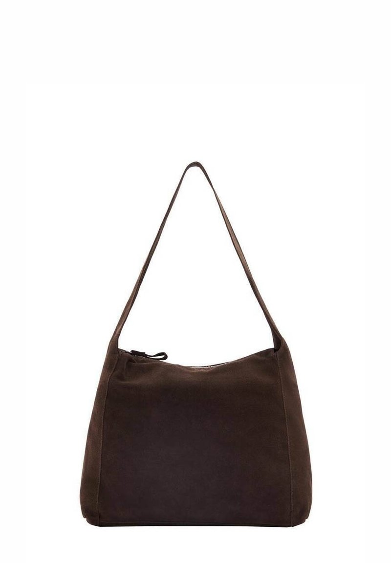 Sac à bandoulière en daim marron foncé avec une seule longue sangle et une fermeture éclair sur le dessus, présenté sur un fond blanc.