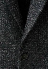 Anthrazitgrauer Wollblazer mit strukturierter Webart, ausgestattet mit einem Revers mit Kerbe und einem einzelnen schwarzen Knopfverschluss.