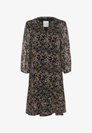 Czarna sukienka z rękawami 3/4, dekoltem w serek i kwiatowym wzorem w beżowo-liliowych odcieniach; wykonana z lekkiej, przezroczystej tkaniny.