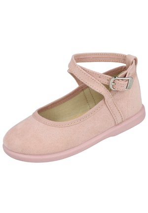 Zapato para niño pequeño de color rosa claro con tela suave, puntera redondeada, tira cruzada con hebilla plateada y suela plana.
