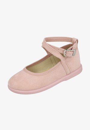 Zapato para niño pequeño de color rosa claro con tela suave, puntera redondeada, tira cruzada con hebilla plateada y suela plana.