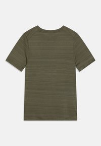 Camiseta de manga corta en verde olivo con una textura de tela que presenta un sutil patrón de rayas y un cuello redondo.
