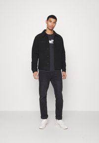 Levi's® RELAXED FIT TEE - Print T-shirt - caviar