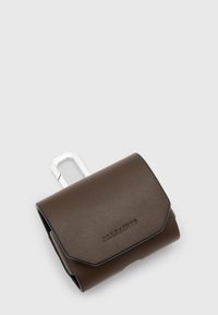 Portafoglio in pelle marrone con una texture liscia, dotato di una clip in metallo argentato e logo impresso sul fronte. Design rettangolare compatto.