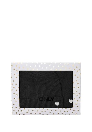 Gorro de punto negro presentado en una caja blanca con corazones dorados. El gorro cuenta con el logo "ONLY" y detalles en forma de corazón plateado en el puño.