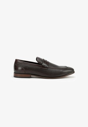 Braune Lederloafer mit strukturiertem Design, ausgestattet mit einer genähten Zehenkappe und elastischen Details für ein einfaches Anziehen. Solide braune Sohle.