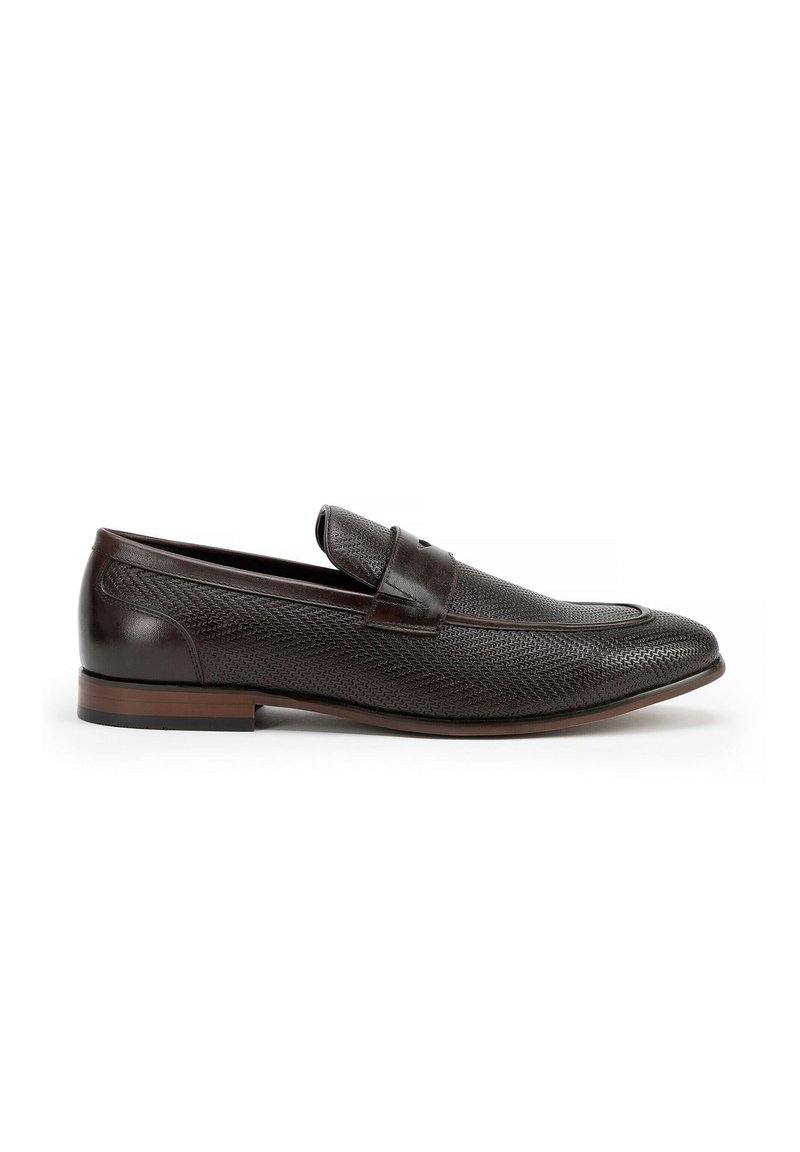 Bruine leren loafers met een gestructureerd ontwerp, voorzien van een gestikte neus en elastische details voor gemakkelijk aan- en uittrekken. Effen bruine zool.