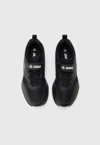 Pantofi atletici negri din materiale tip plasă și sintetice, cu design cu șireturi, guler căptușit și curea cu marcă peste partea mediană a piciorului.