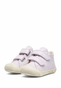 Lawendowe skórzane buty z dwiema paskami na rzep, okrągłym noskiem, teksturowaną gumową podeszwą, miękką wyściółką i minimalnymi detalami w szwie.