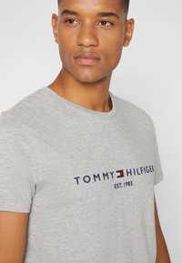 Tommy Hilfiger CORE LOGO TEE - T-shirt med print - grey