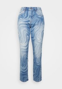 Jeans de denim azul claro com um padrão espiral, design de perna reta, cintura alta, estilo de cinco bolsos e fecho superior.