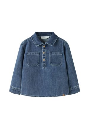 Chemise en denim bleu à manches longues avec col, trois boutons marron et deux poches poitrine à l'avant.
