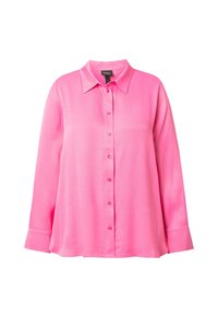 Lyserød satinbluse med krave, lange ærmer og knappelukning foran. Har en glat tekstur og en let løs pasform.