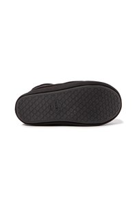 Suela de goma negra con un patrón texturizado en forma de diamante. Material suave con una forma redondeada y bordes reforzados. Logo de la marca visible en el centro.