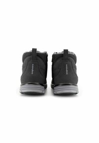 Svarta högtoppskor med en texturerad övre del, förstärkt bakparti och en grå sula. Har dubbla dragtabbar och en mjuk inre foder.