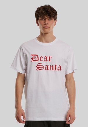 Biały bawełniany t-shirt z wyrazistym czerwonym napisem „Dear Santa” w gotyckiej czcionce, krótkimi rękawami i luźnym krojem.
