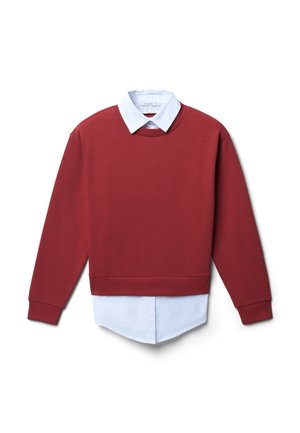 Roter Sweatshirt mit langen Ärmeln, rundem Hals und gerippten Bündchen über einem weißen Hemd mit Kragen, das einen spitzen Saum und eine glatte Stoffoberfläche aufweist.