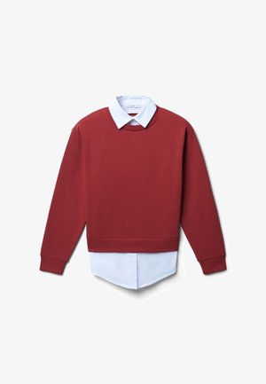 Felpa rossa con maniche lunghe, collo rotondo e polsini a coste sopra una camicia bianca con colletto, caratterizzata da un orlo a punta e da una texture di tessuto liscia.