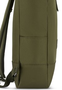 Olíva zöld hátizsák texturált anyagból, oldalzsebbel, állítható pántokkal és letisztult, minimalista dizájnnal.
