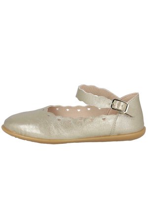 Zapato plano dorado metálico con un patrón de corazones recortados, correa ajustable en el tobillo y suela de goma flexible. Diseño de punta redondeada.