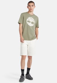 Timberland KENNEBEC RIVER TREE LOGO SHORT SLEEVE TEE - T-shirt print - cassel earth