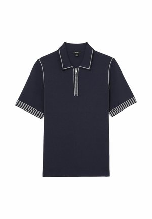 Polo cu mâneci scurte bleumarin, cu cusături contrastante albe pe guler, fenta cu fermoar și mansetele cu dungi la mâneci.