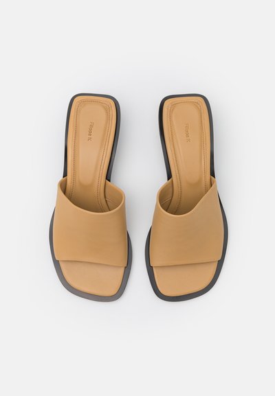 Filippa K NALMA MID HEEL - Mules de salto - dune beige