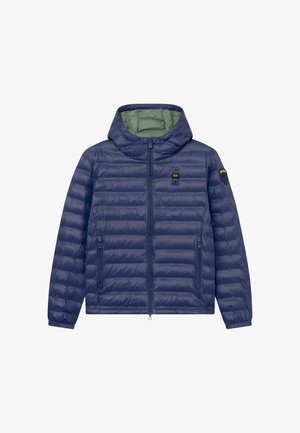 Lehká prošívaná bunda tmavě modré barvy s kapucí, předním zipem, zipovými bočními kapsami a nášivkami s logem na hrudi a rukávu, zelenou vnitřní podšívkou.