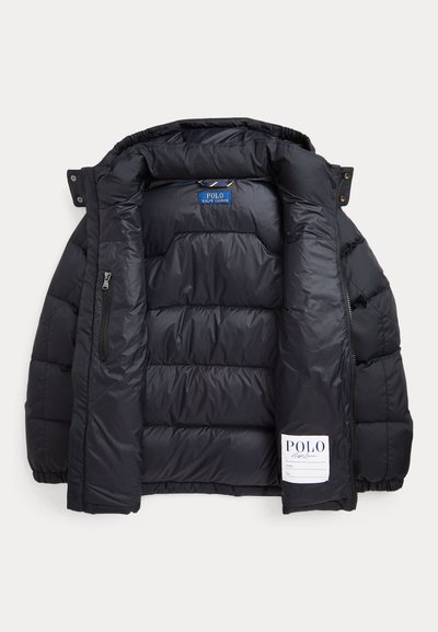 Černá zimní bunda s výplní otevřená, aby byla vidět vnitřní část, se zipem na vnitřní kapse, elastickými manžetami a štítkem Polo Ralph Lauren uvnitř.