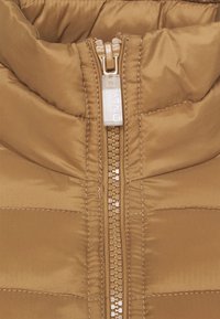 Brun dunjakke med høj krave, der har en central lynlås med en sølvfarvet trækflig. Stoffet har en glat, skinnende tekstur.