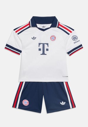 Biały i granatowy strój piłkarski FC Bayern Monachium z czerwono-niebieskimi paskami, logo Adidas i Allianz oraz sponsorem Telekom na koszulce.