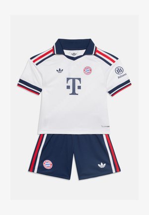 Weißes und marineblaues FC Bayern München Fußballtrikot mit roten und blauen Streifen, Adidas- und Allianz-Logos sowie Telekom-Sponsor auf dem Trikot.