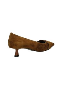 Pump in suede marrone con punta affusolata e tacco piccolo. Presenta un ritaglio decorativo, contornato da un sottile dettaglio di accentuazione scura.
