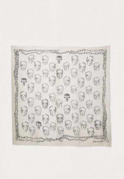 Weißer Schal mit einem wiederholten Totenkopf-Muster in Schwarz und einer Kettenbordüre. Die Kanten sind fransig für mehr Textur. Leichtes Material.