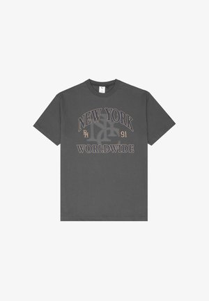 Graues Baumwoll-T-Shirt mit einem auffälligen Druck "NEW YORK WORLDWIDE" in Creme und Schwarz, mit "91" und stilisierten Buchstaben in der Mitte.