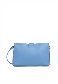 Borsa a mano in pelle blu con finitura texturizzata, forma rettangolare, chiusura a pattina superiore e tracolla removibile.