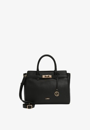 Czarna skórzana torebka o uporządkowanej konstrukcji, z złotymi elementami, górnymi uchwytami, odpinanym paskiem na ramię oraz okrąłym zawieszką z logo.