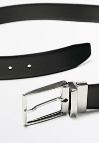 Schwarzer Ledergürtel mit flachem Design, silberner Metallschnalle in rechteckiger Form und mehreren Löchern zur Anpassung.