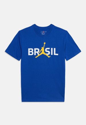 Blaues T-Shirt mit weißem "BRASIL"-Text und einer gelben Silhouette eines Basketballspielers, der mit einem Ball springt, der den Buchstaben "A" bildet.