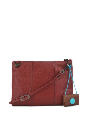Piccola borsa a tracolla in pelle rossa strutturata con tracolla rimovibile e una targhetta in pelle marrone attaccata da un cordino blu con dettaglio circolare turchese.