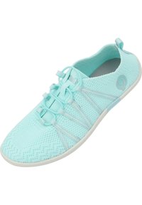 Scarpa da ginnastica in rete blu chiaro con superiore testurizzato, lacci elasticizzati e punta arrotondata. Suola in gomma con un motivo di battistrada minimale.