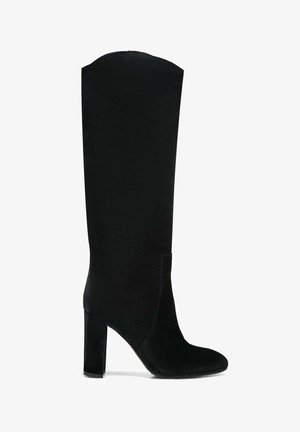 Zwarte kniehoge laars van zacht suède met een ronde neus en een blokhak. Heeft een glad bovenwerk en minimale stikseldetails.