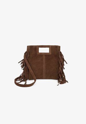 Sac à main en suède marron avec de longues franges sur les côtés, une poignée en forme de rectangle et un design simple et structuré.