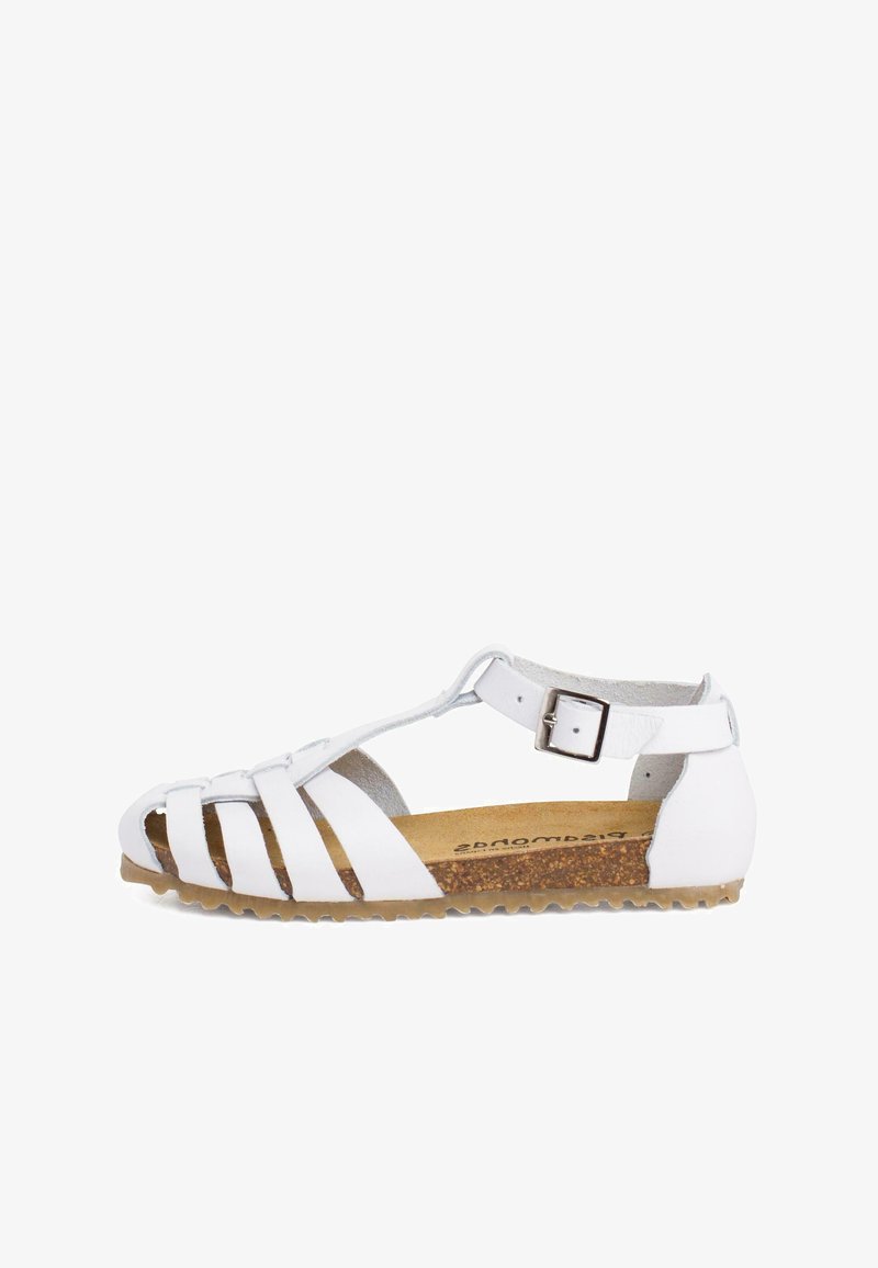 Sandal in pelle bianca con design aperto sulla punta, cinturino regolabile alla caviglia, soletta in sughero testurizzato e suola in gomma con modelli di trazione grip.