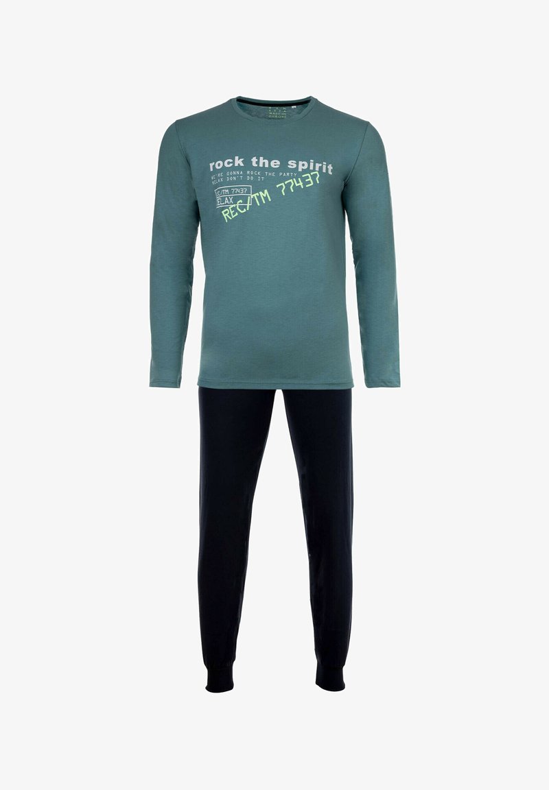 Langærmet teal T-shirt med hvid tekst, parret med sorte bukser. Outfittet har en afslappet pasform og blødt bomuldsstof.