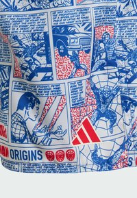 Modro-biela látka s panelmi komiksov zobrazujúcimi Spider-Mana, textom a logom Adidas v červenej farbe, s hladkým textúrovaným povrchom.