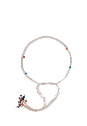 Collar de cordón trenzado blanco con cuentas rojas y azules espaciadas uniformemente, terminando en múltiples cordones con pequeñas cuentas rojas, azules y negras anudadas en los extremos.