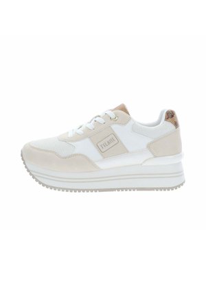 Sneaker platform bianco e beige con pannelli in mesh e camoscio, design con lacci e patch con logo sul lato, su sfondo bianco.