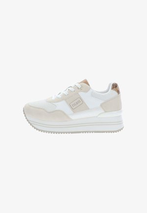 Sneaker platform bianco e beige con pannelli in mesh e camoscio, design con lacci e patch con logo sul lato, su sfondo bianco.