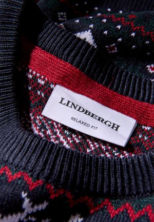Melnā adīta džemperis ar teksturētu rakstu, kurā ir sarkanas un zaļas akcenti. Etiķete norāda "LINDBERGH RELAXED FIT".